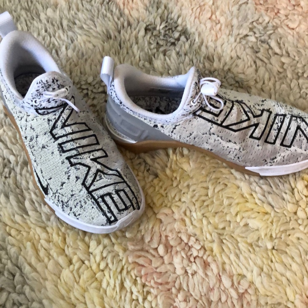 Nike react Metcon. Mens training shoe. White and grey. Size 8